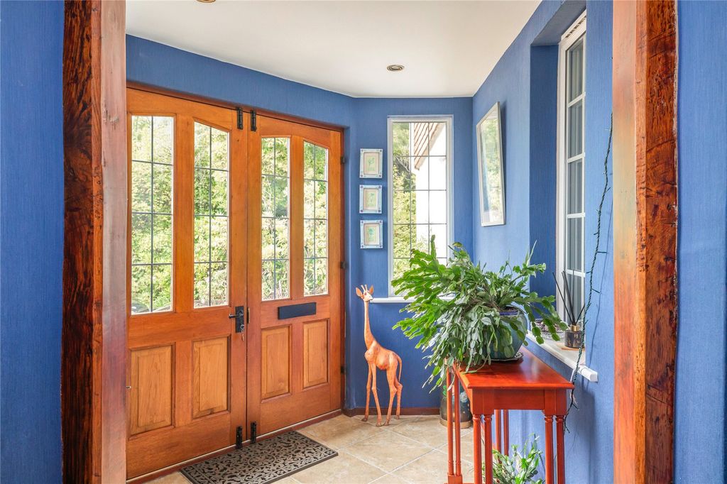 Property photo 3 of 23 Entrance Lobby