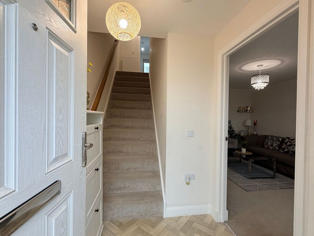 Property photo 2 of 18 Entrance Hall