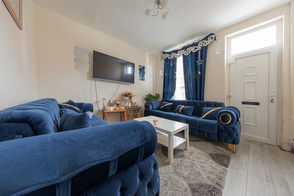 Property photo 2 of 27