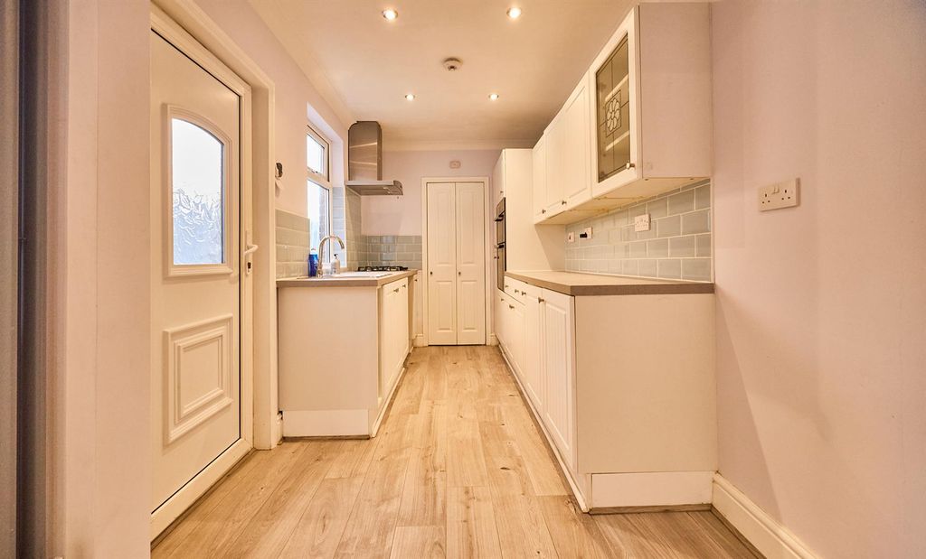 Property photo 3 of 10 Fitted Kitchen
