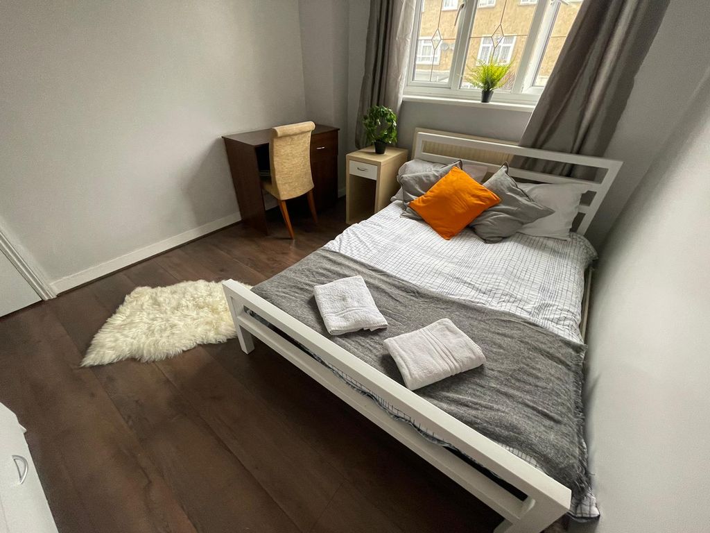 Property photo 2 of 11 Room 2- £680 Available From 01/12/2026