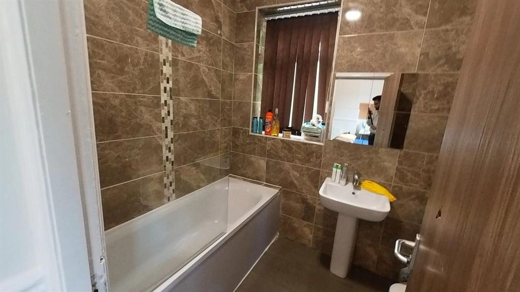 Property photo 3 of 13 Elegant Marble-Effect Tiling With Bathtub...