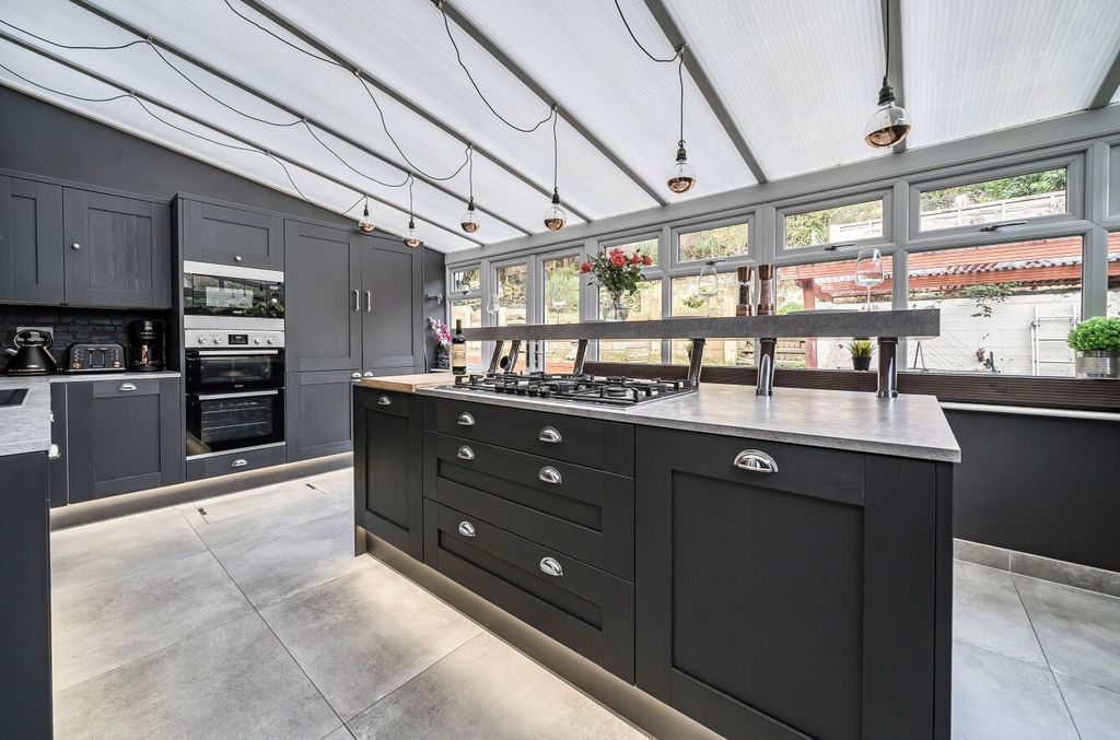 Property photo 2 of 27 Picture No. 30