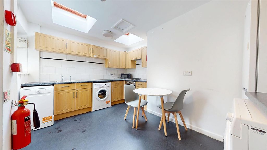 Property photo 2 of 25 Knowsley Road Kitchen