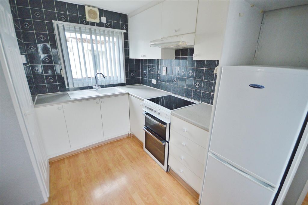 Property photo 3 of 10 Kitchen