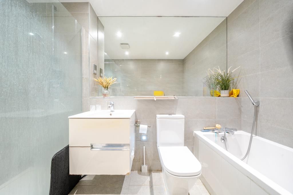 Property photo 3 of 12 Bathroom