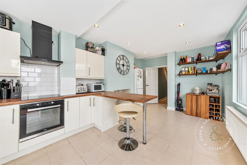 Property photo 3 of 27 Clive-Road-15.Jpg