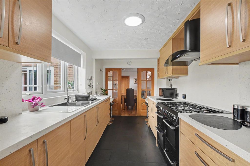 Property photo 3 of 18 Kitchen