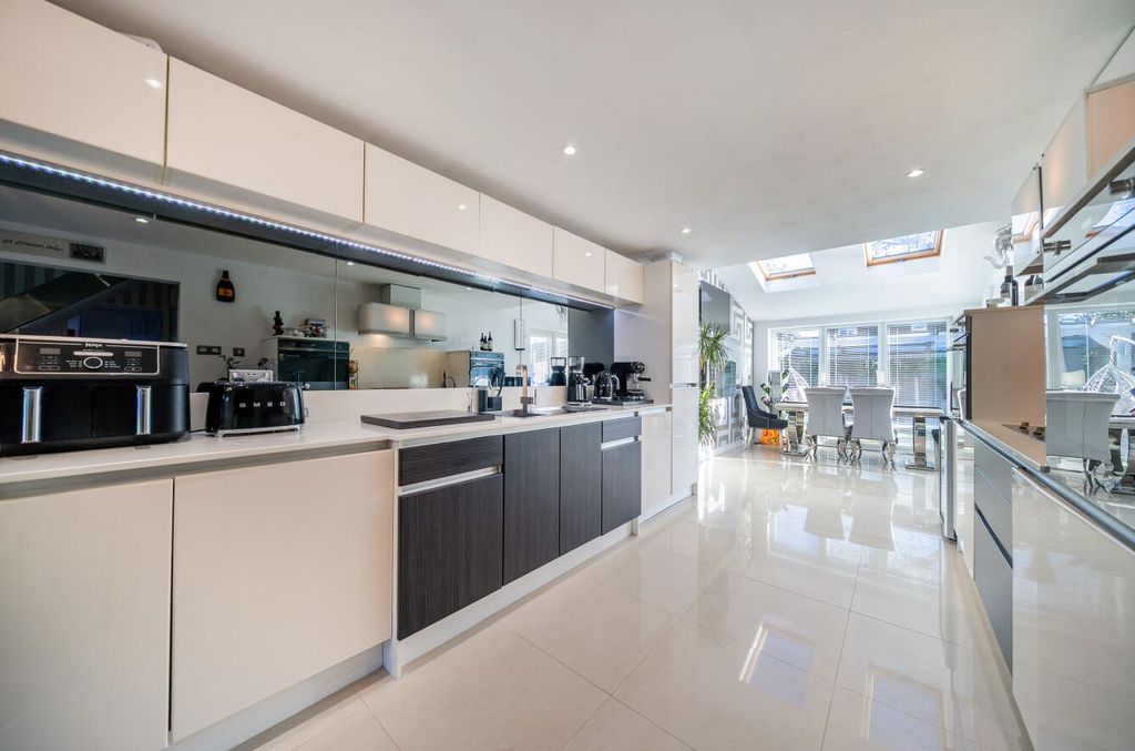 Property photo 3 of 21 1384984-10-692590B2000F2.Jpg