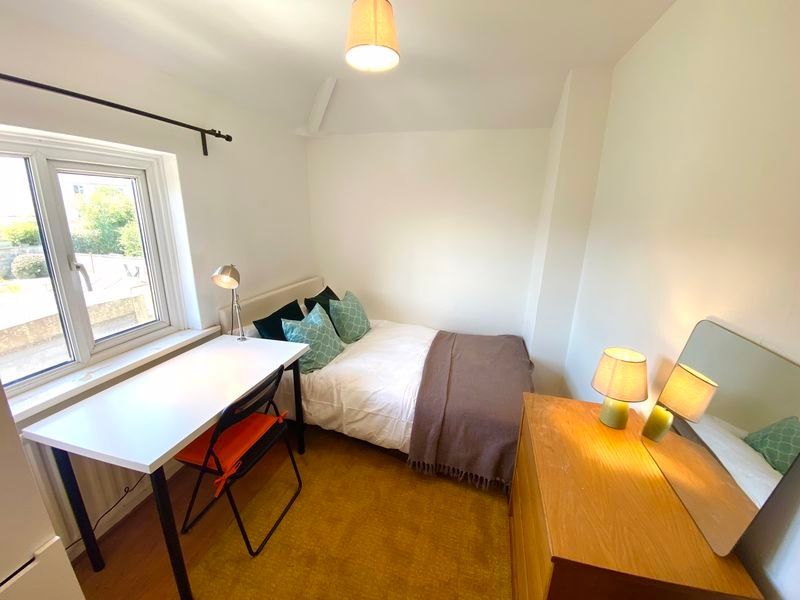 Property photo 1 of 4 This Inviting Double Bedroom Features A Cozy Bed, ...