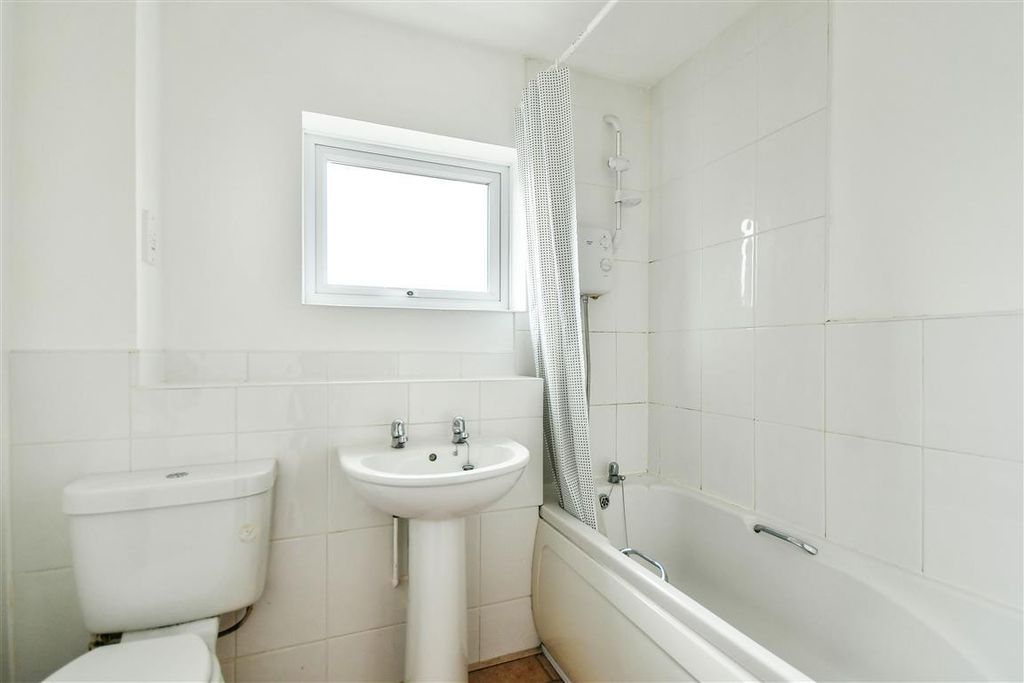 Property photo 2 of 8 Bathroom