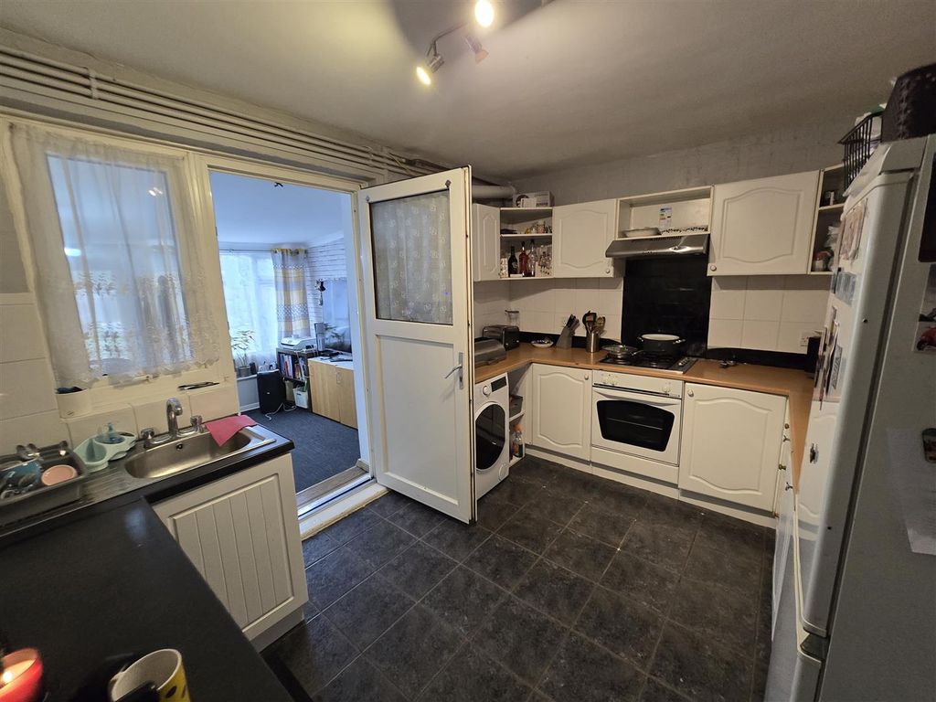 Property photo 2 of 6 Kitchen
