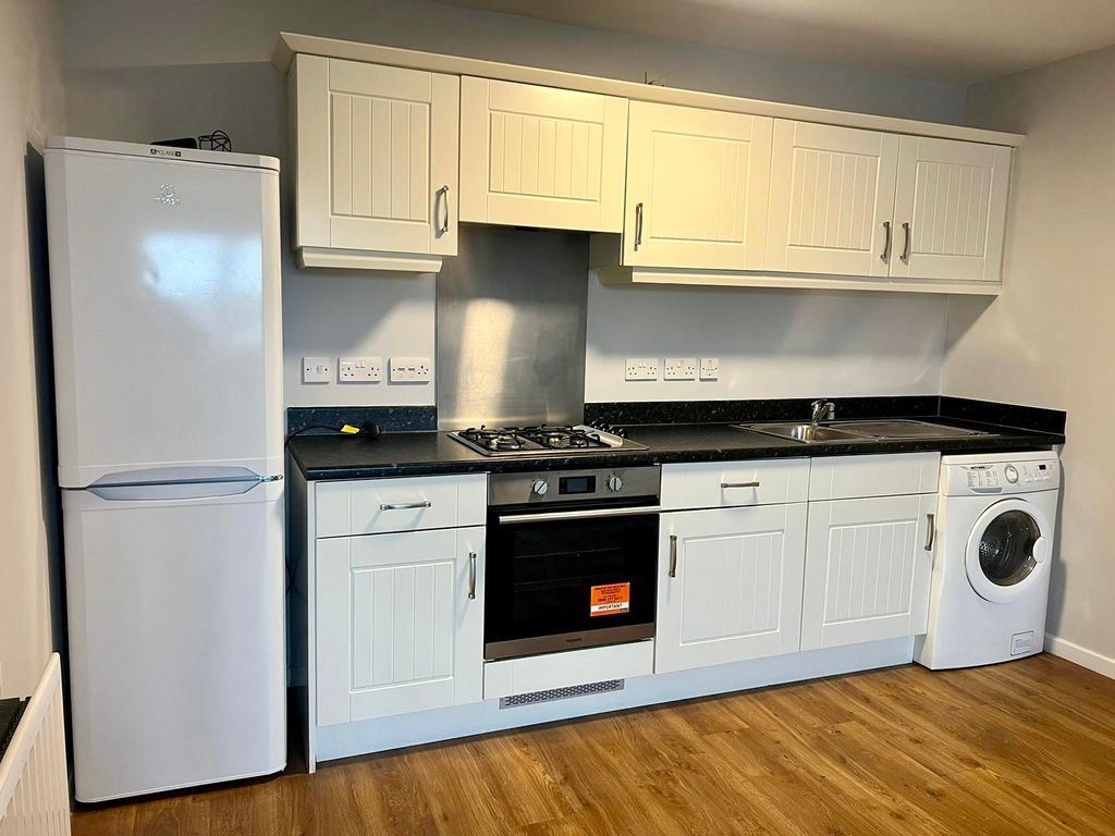 Property photo 3 of 8 Kitchen