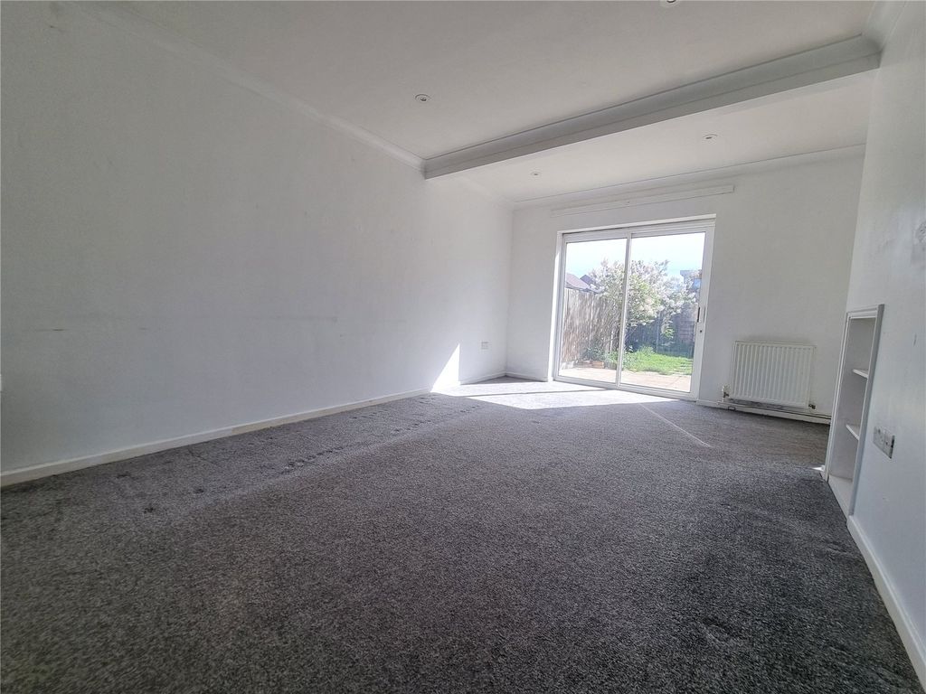 Property photo 3 of 15 Lounge