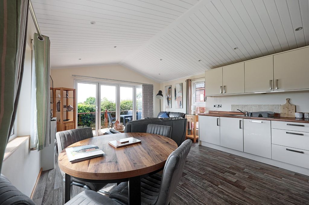 Property photo 2 of 16 4230381