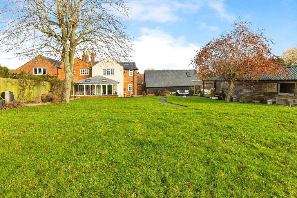 Property photo 2 of 27