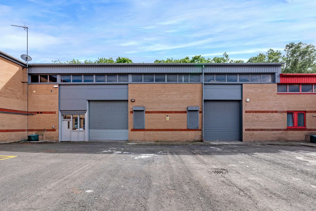Property photo 1 of 8 Meiklewood Road, Glasgow (45 Of 80).Jpg