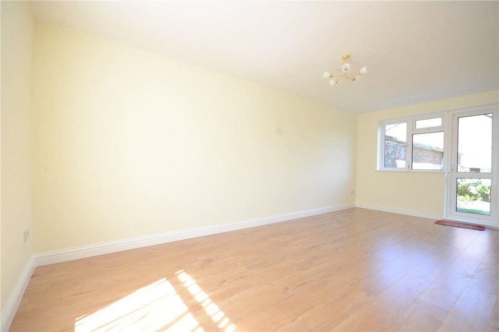 Property photo 3 of 6 Living Room