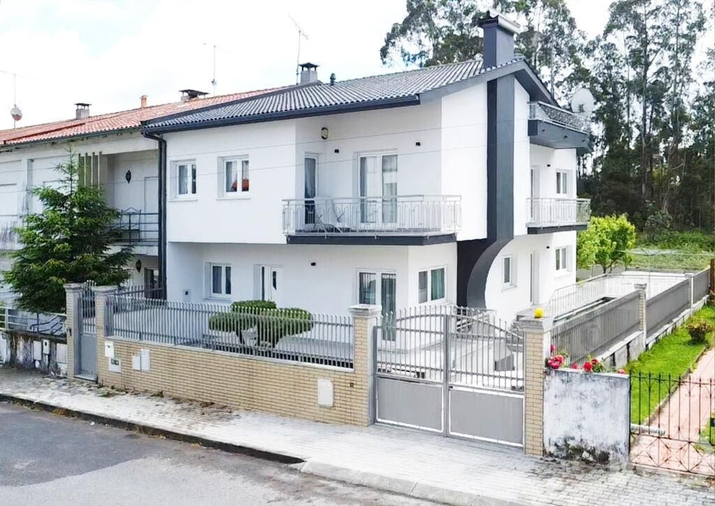 Property photo 1 of 40