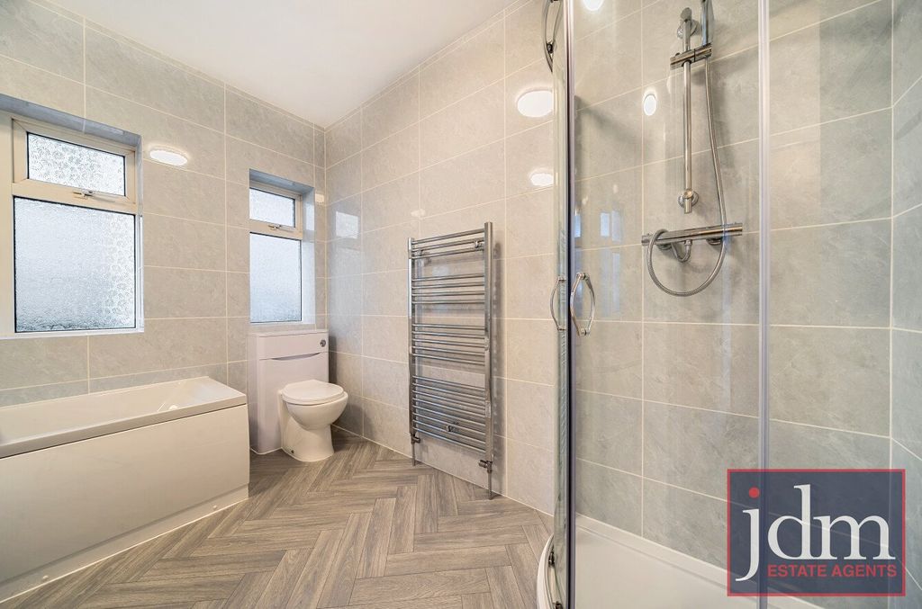 Property photo 2 of 11 Bathroom