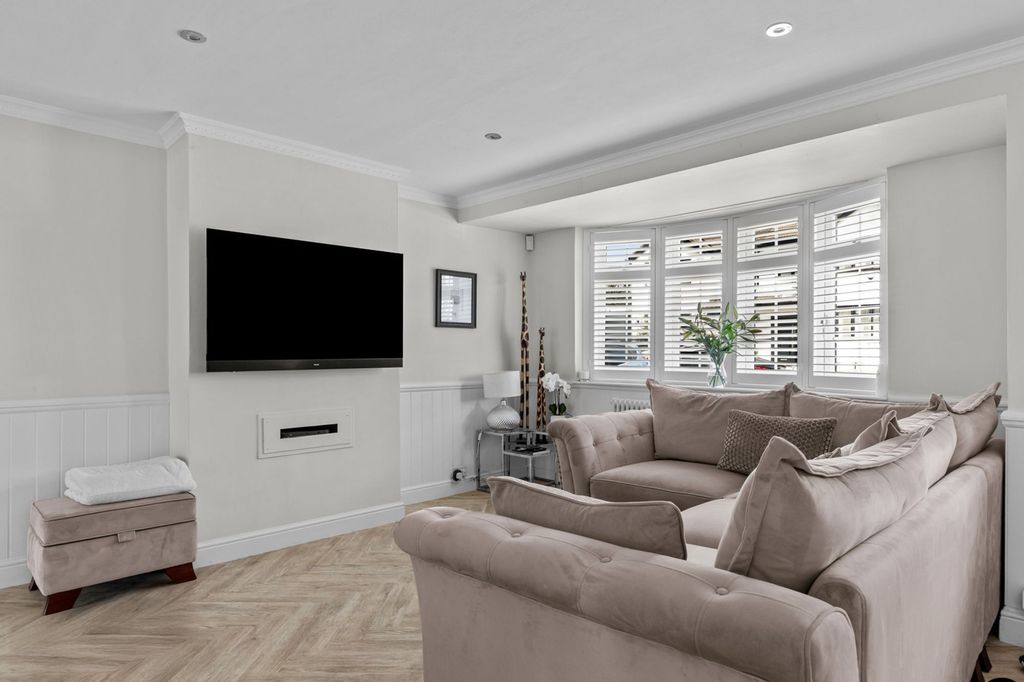 Property photo 2 of 25