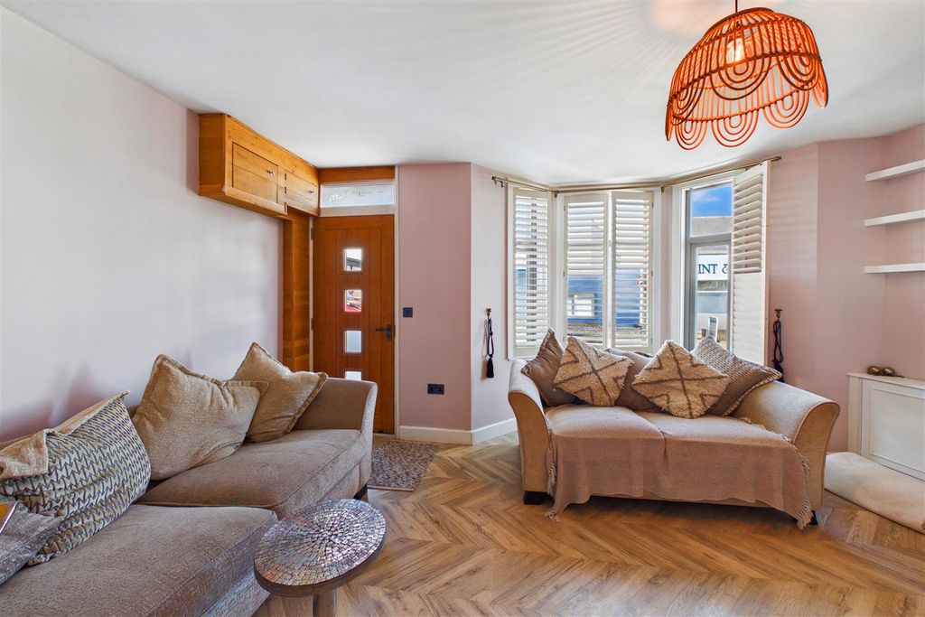 Property photo 2 of 17 Bay Fronted Lounge.
