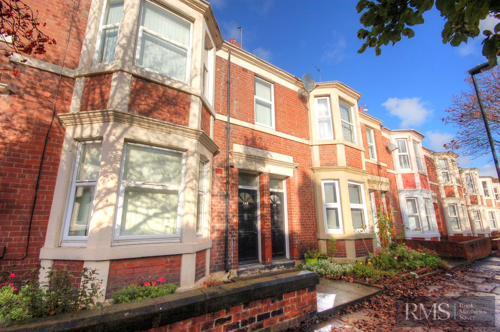 Property photo 1 of 8 Photo 4