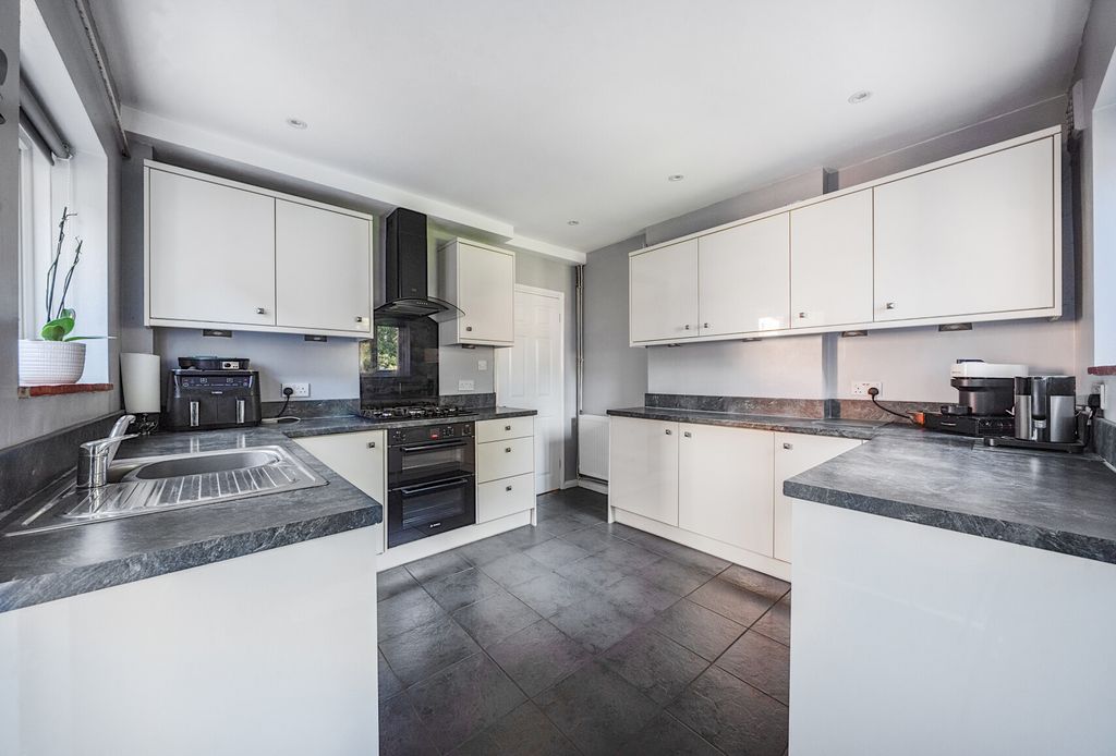 Property photo 1 of 16 1353403-10-68c3E8...