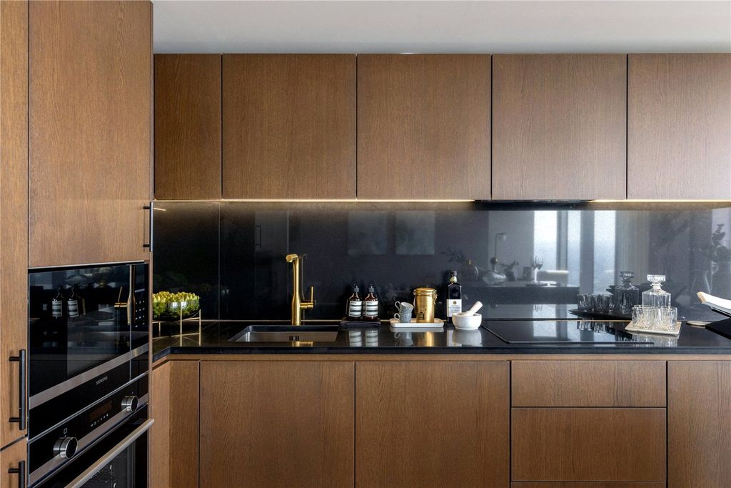 Property photo 3 of 18 Kitchen