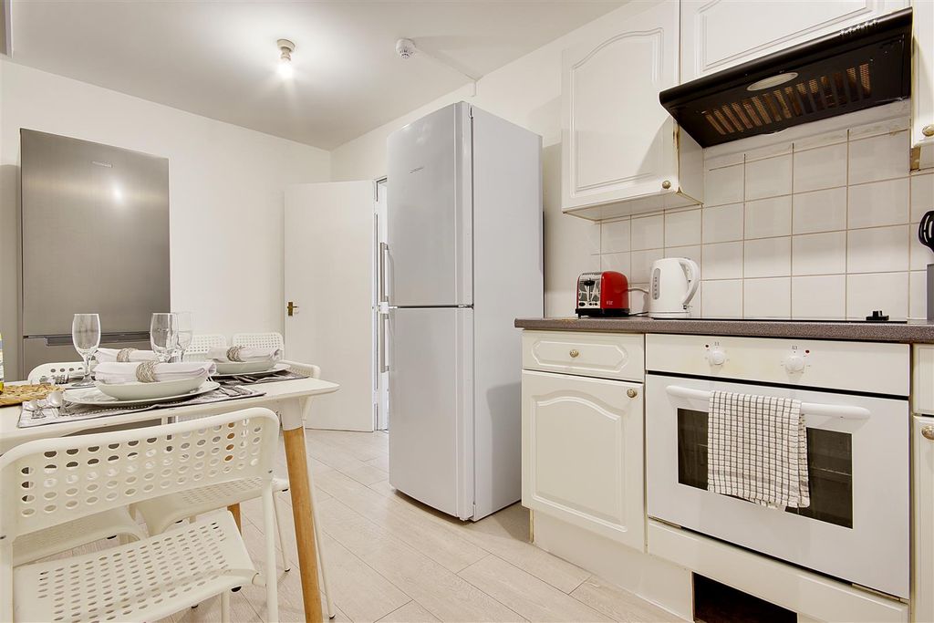 Property photo 3 of 7 Daimler House Apt2 R.Jpg