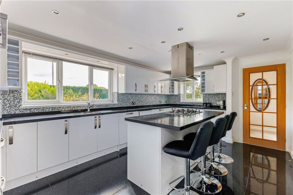 Property photo 2 of 21 Kitchen/Breakfast Rm