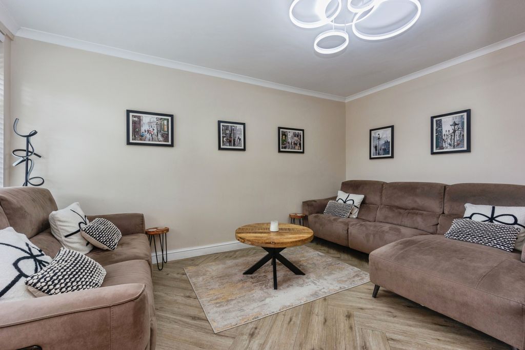 Property photo 2 of 15 Lounge