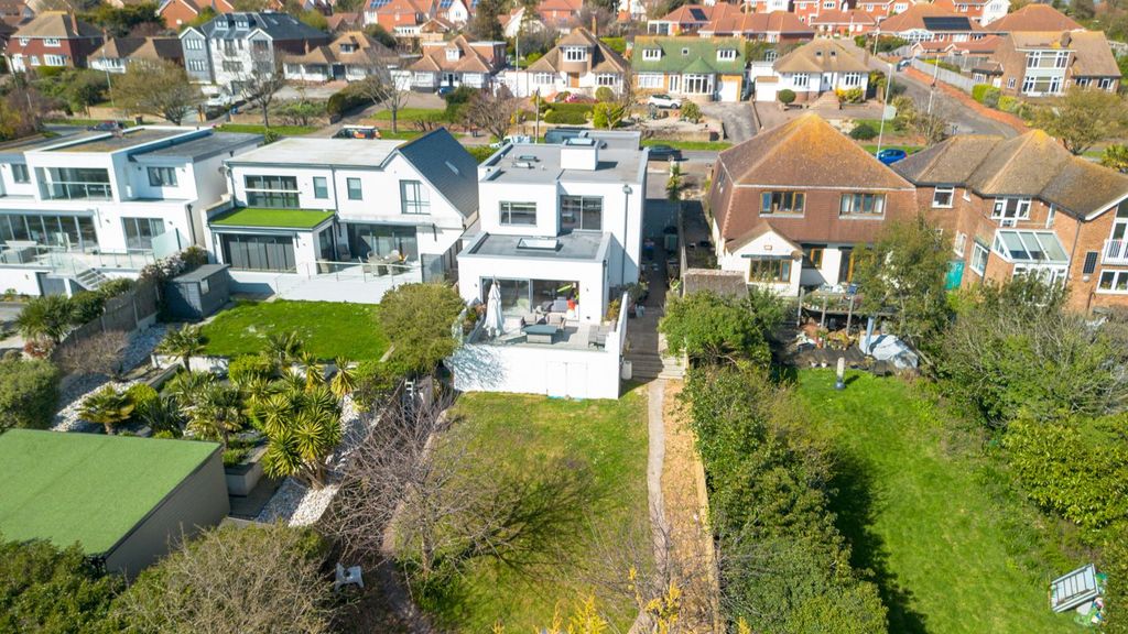 Property photo 2 of 28