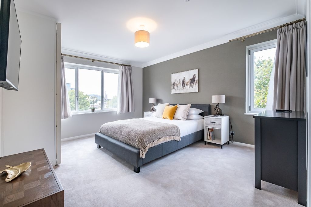 Property photo 2 of 18 Bedroom