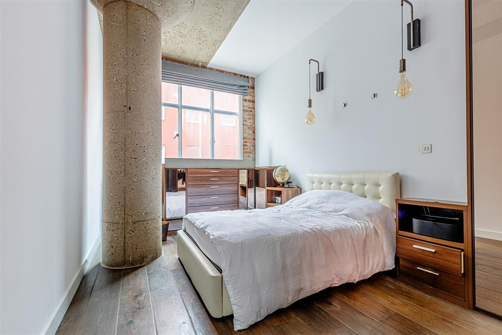 Property photo 3 of 17 Ziggurat Building (12).Jpg