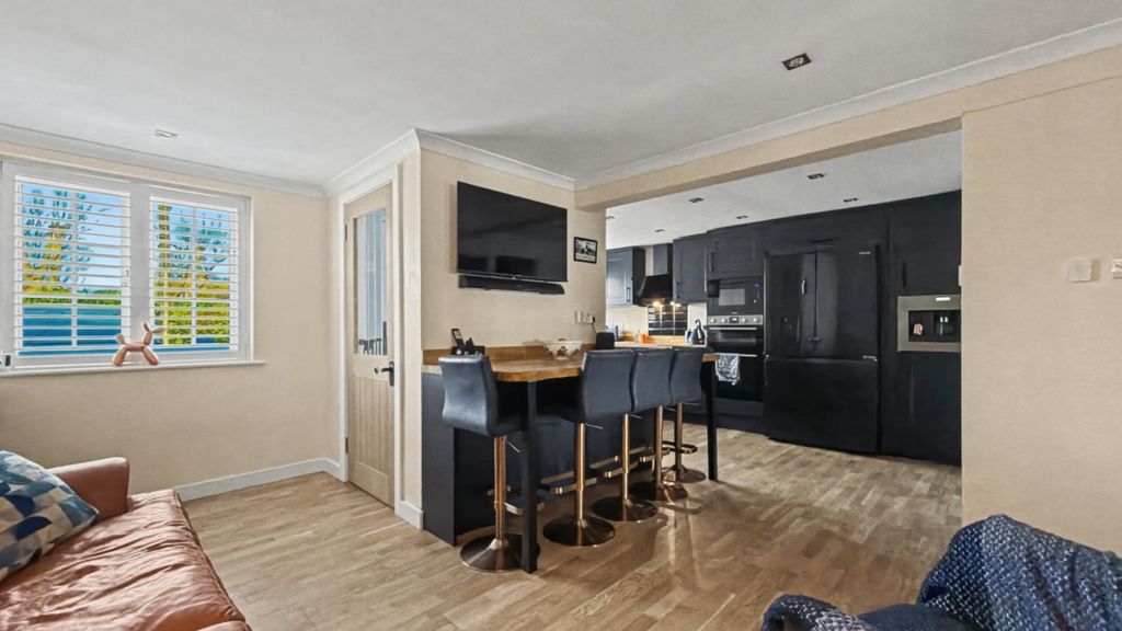 Property photo 2 of 22 4937833