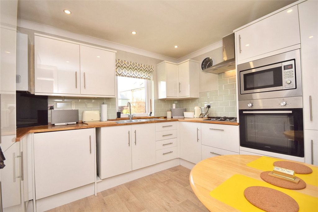 Property photo 2 of 11 Dining Kitchen