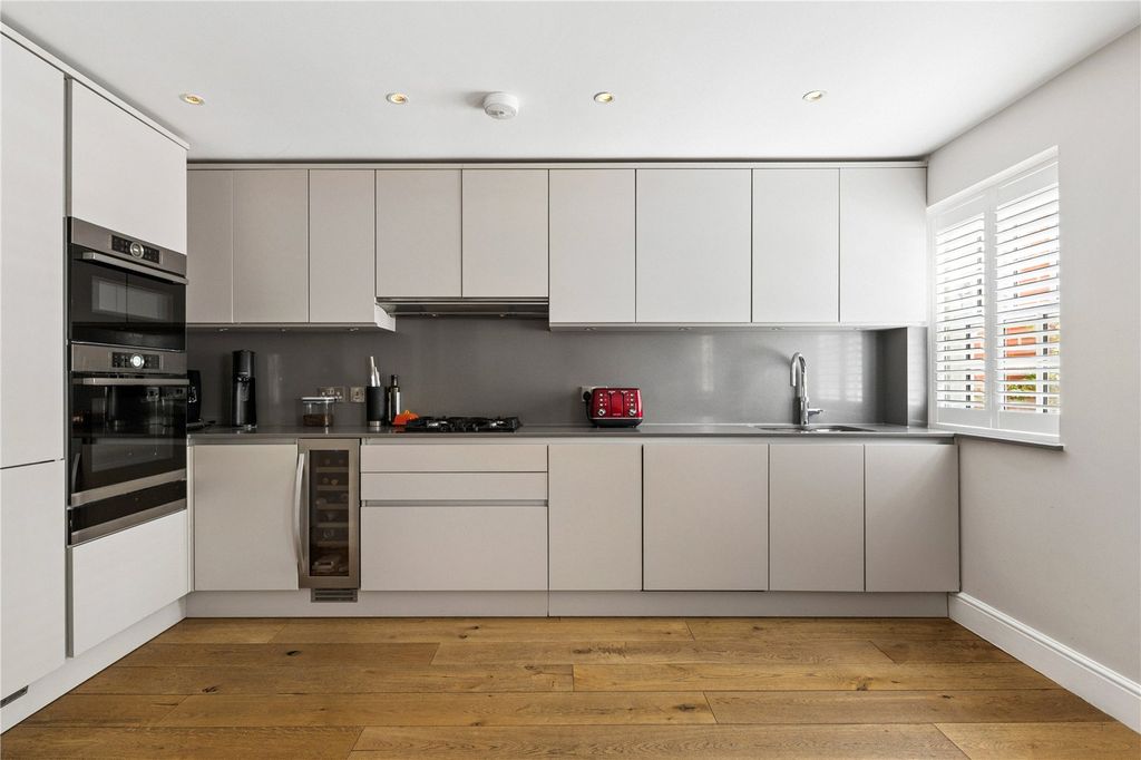 Property photo 3 of 11 Kitchen