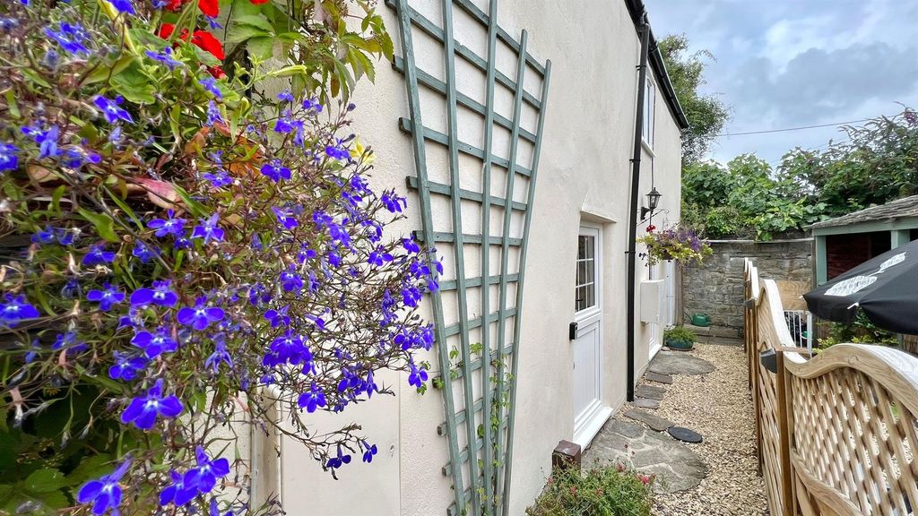 Property photo 2 of 12 Side[40].Jpg