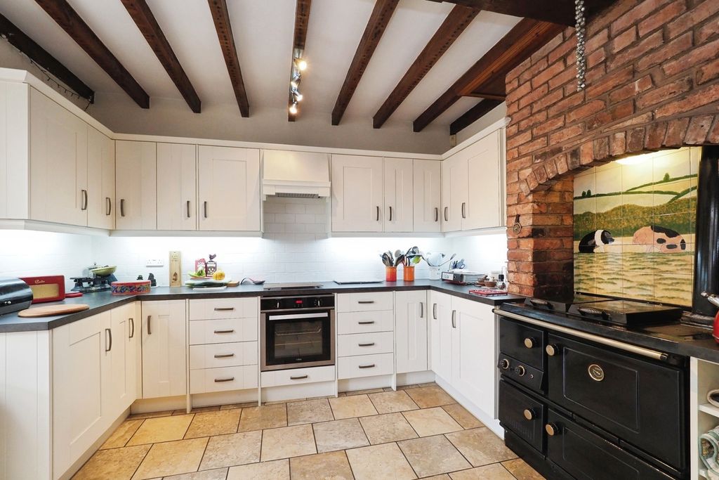 Property photo 3 of 17 Kitchen