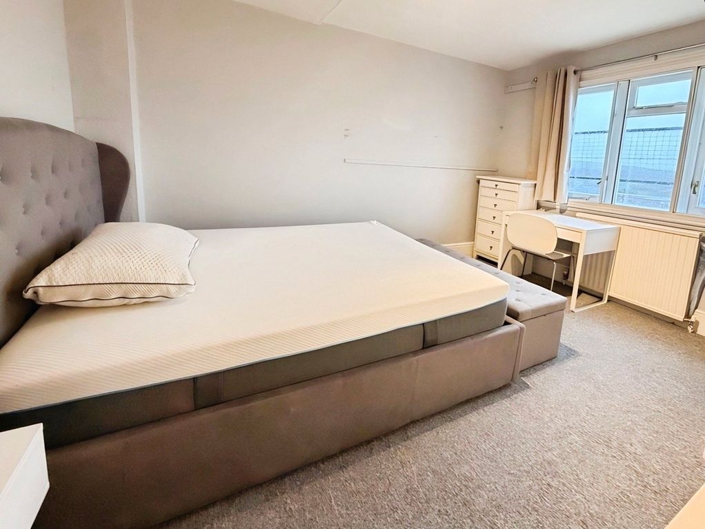 Property photo 3 of 7 Double Bedroom