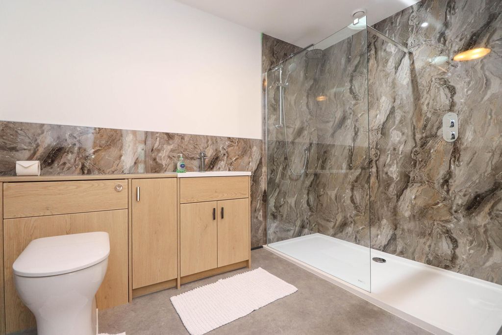 Property photo 3 of 14 Bathroom