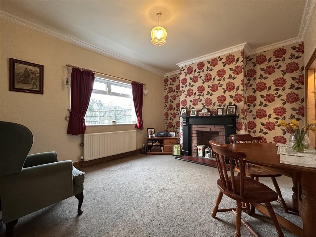 Property photo 2 of 18 Dining Room 900