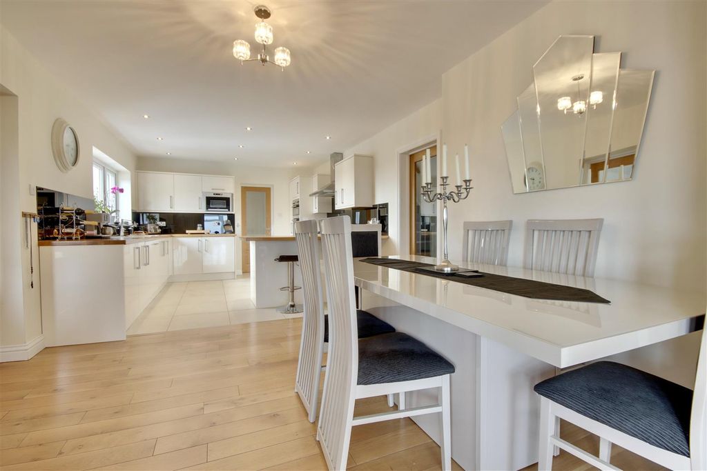 Property photo 3 of 31 A7F276F4-A43E-452D-9A63-65Bdbb36F18E_1_201_A.Jpeg