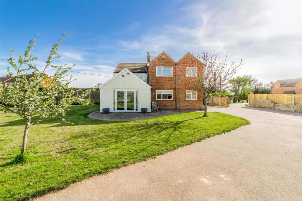 Property photo 1 of 32 Outside Drive View