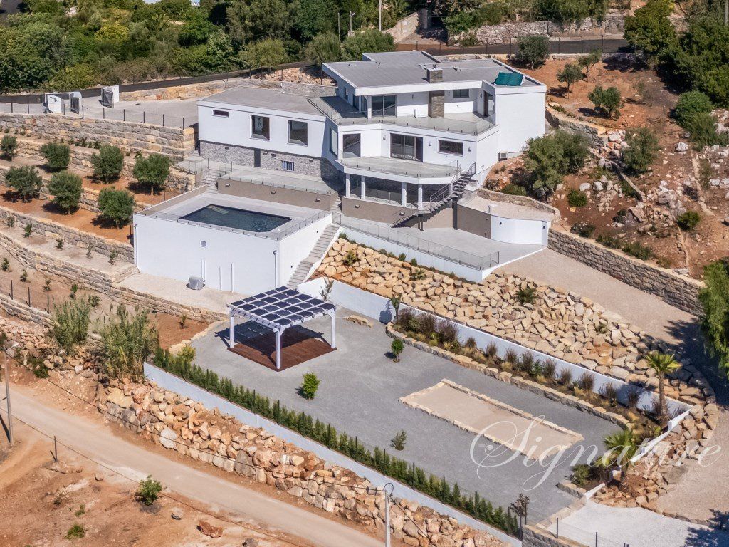 Property photo 1 of 44 A Modern Villa In A Serene Location With Breathtaking Ocean Views And Easy Access Near The Center Of