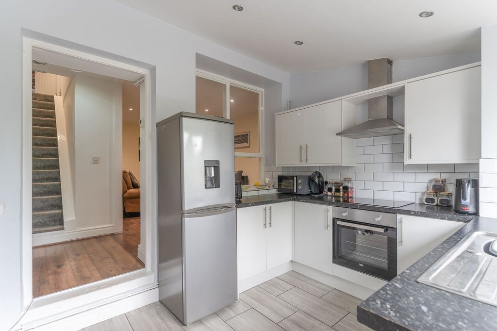 2 bed terraced house for saleMachen, Caerphilly CF83 photo 5