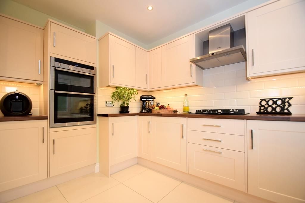 Property photo 2 of 10 Kitchen