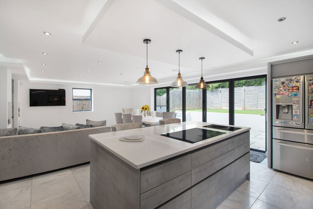 Property photo 3 of 27