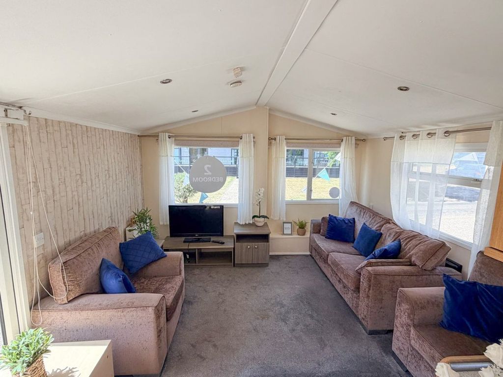 Property photo 2 of 7 2008 Bk Grosvenor 37x12 2B 6.Jpg